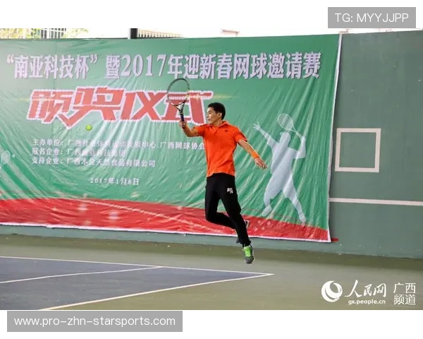 网球高手赛中演绎“天外飞球”惊艳全场